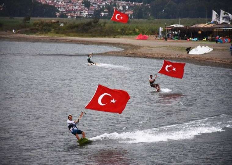 Rüzgarın çocukları Türk bayraklarıyla gösteri yaptı 3