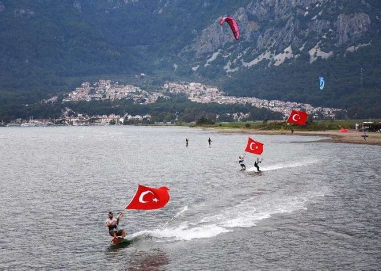 Rüzgarın çocukları Türk bayraklarıyla gösteri yaptı 4