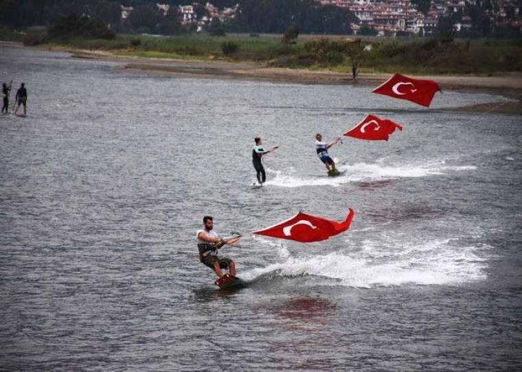 Rüzgarın çocukları Türk bayraklarıyla gösteri yaptı 5