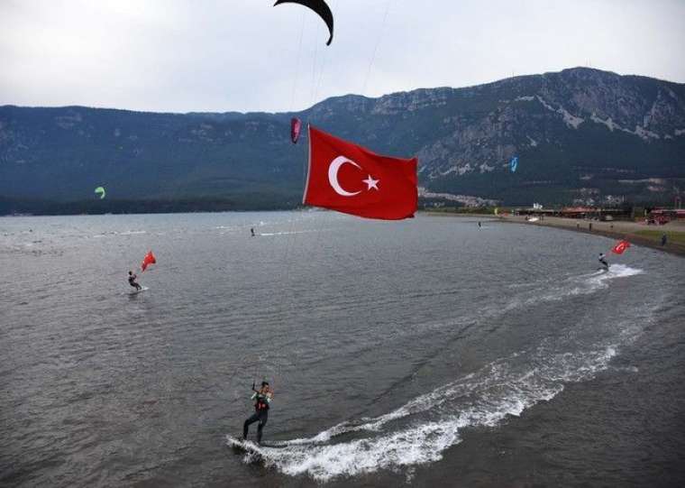 Rüzgarın çocukları Türk bayraklarıyla gösteri yaptı 6