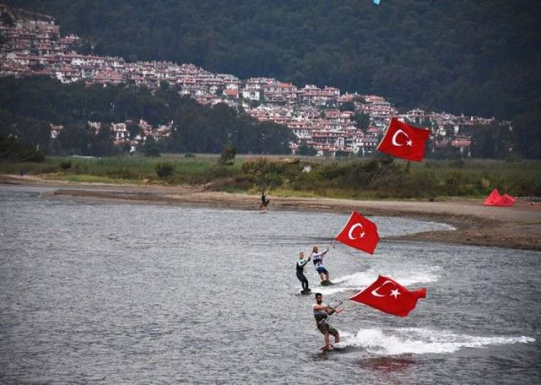 Rüzgarın çocukları Türk bayraklarıyla gösteri yaptı 7