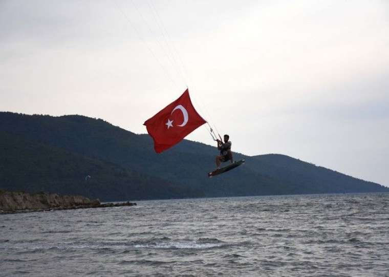 Rüzgarın çocukları Türk bayraklarıyla gösteri yaptı 8