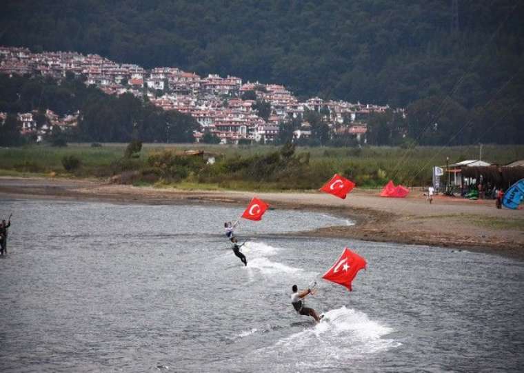 Rüzgarın çocukları Türk bayraklarıyla gösteri yaptı 9