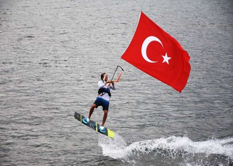 Rüzgarın çocukları Türk bayraklarıyla gösteri yaptı 10