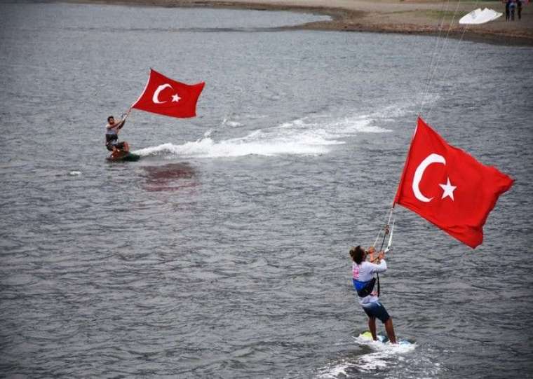 Rüzgarın çocukları Türk bayraklarıyla gösteri yaptı 11