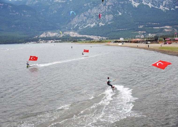 Rüzgarın çocukları Türk bayraklarıyla gösteri yaptı 13