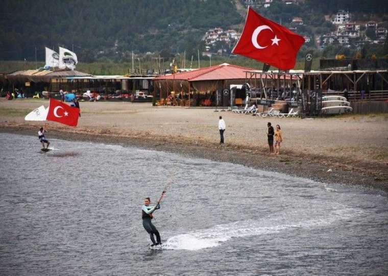 Rüzgarın çocukları Türk bayraklarıyla gösteri yaptı 15