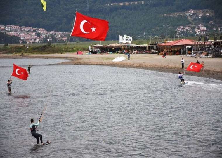 Rüzgarın çocukları Türk bayraklarıyla gösteri yaptı 16