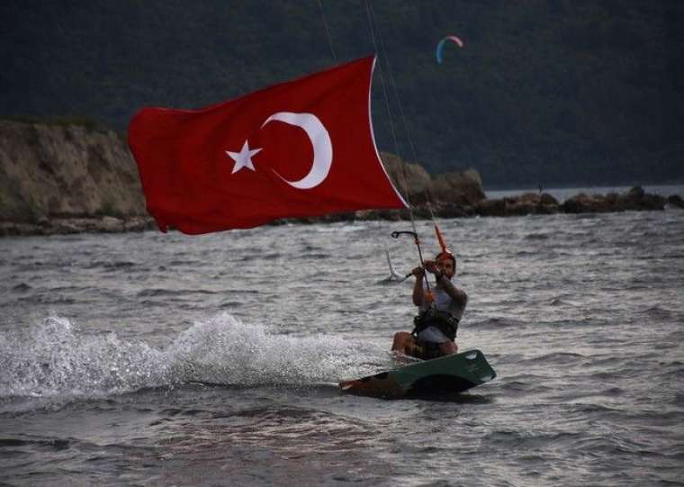 Rüzgarın çocukları Türk bayraklarıyla gösteri yaptı 18