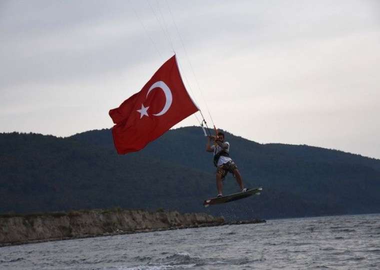 Rüzgarın çocukları Türk bayraklarıyla gösteri yaptı 19