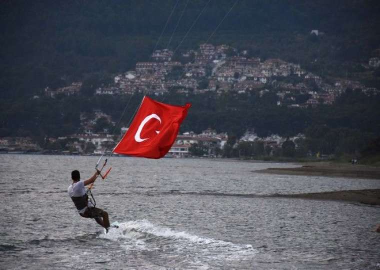 Rüzgarın çocukları Türk bayraklarıyla gösteri yaptı 20