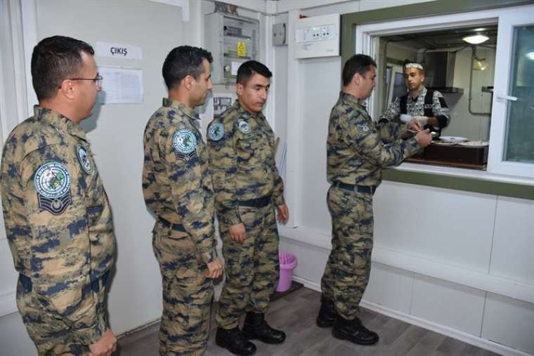 Elleri tetikte gözleri semada iftar ve sahur yapıyorlar 6