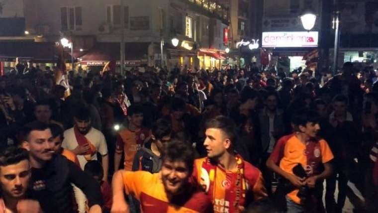 Galatasaray'ın 22. şampiyonluğu tüm yurtta çoşkuyla kutlandı 10