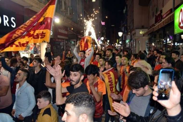 Galatasaray'ın 22. şampiyonluğu tüm yurtta çoşkuyla kutlandı 11