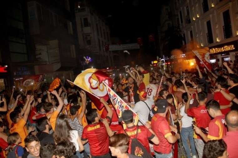 Galatasaray'ın 22. şampiyonluğu tüm yurtta çoşkuyla kutlandı 14