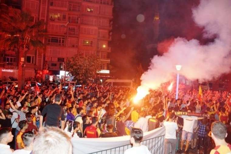 Galatasaray'ın 22. şampiyonluğu tüm yurtta çoşkuyla kutlandı 18