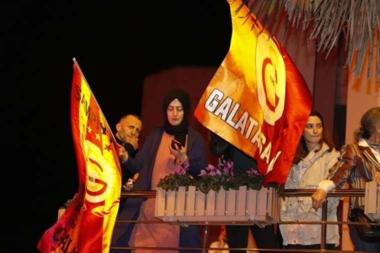 Galatasaray'ın 22. şampiyonluğu tüm yurtta çoşkuyla kutlandı 24