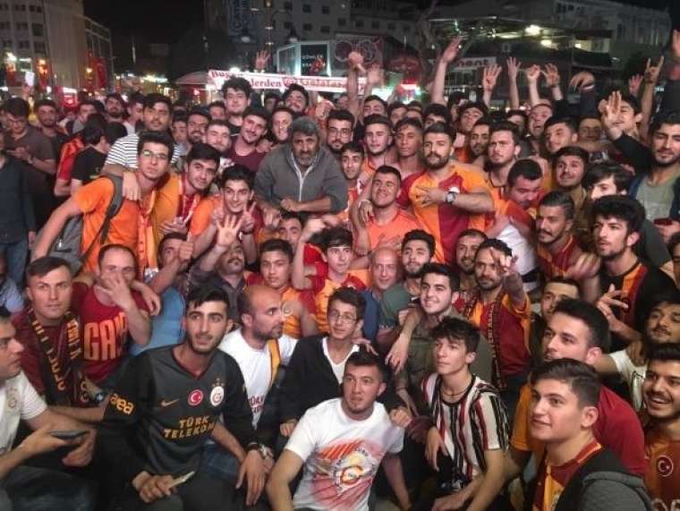 Galatasaray'ın 22. şampiyonluğu tüm yurtta çoşkuyla kutlandı 5