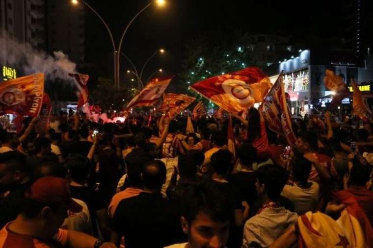 Galatasaray'ın 22. şampiyonluğu tüm yurtta çoşkuyla kutlandı 8