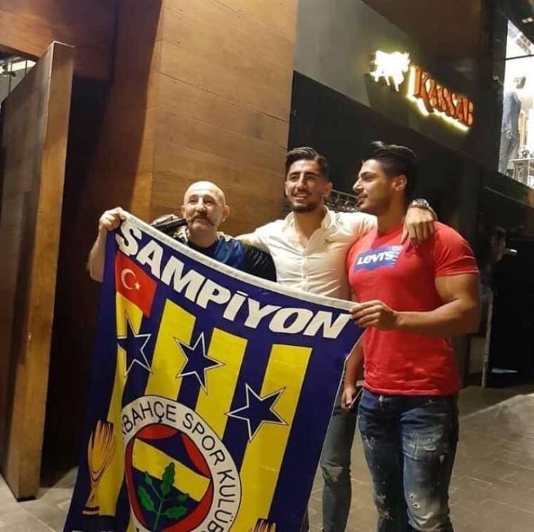 Bayrakla poz verdi! İşte geleceğin yıldız adayı Fenerbahçe'de 6