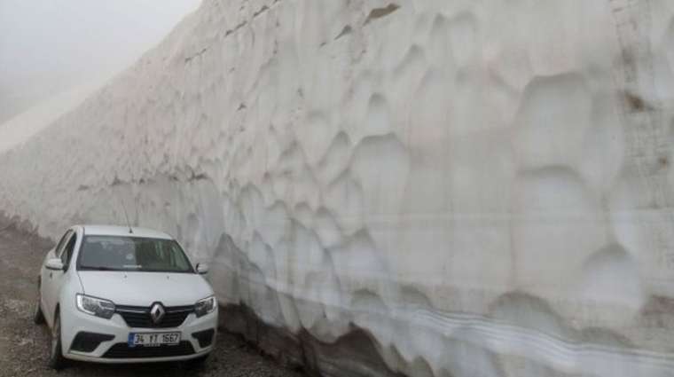 Haziran ayında şaşırtan görüntü! 8 metre kar yağdı 1