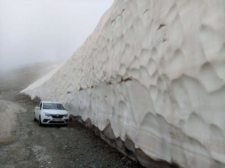 Haziran ayında şaşırtan görüntü! 8 metre kar yağdı 7