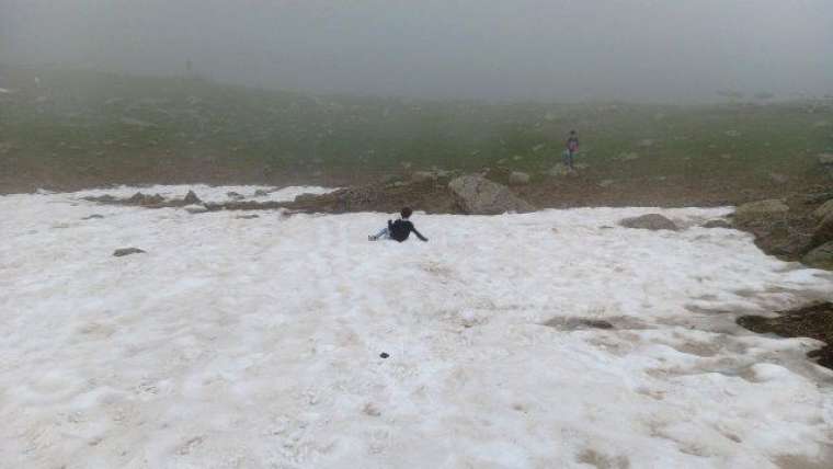 Haziran ayında şaşırtan görüntü! 8 metre kar yağdı 4