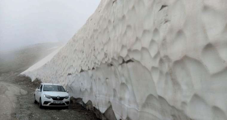 Haziran ayında şaşırtan görüntü! 8 metre kar yağdı 6