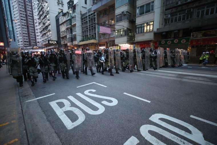 Polis müdahale etti! Ülkede sokaklar savaş alanına döndü 11