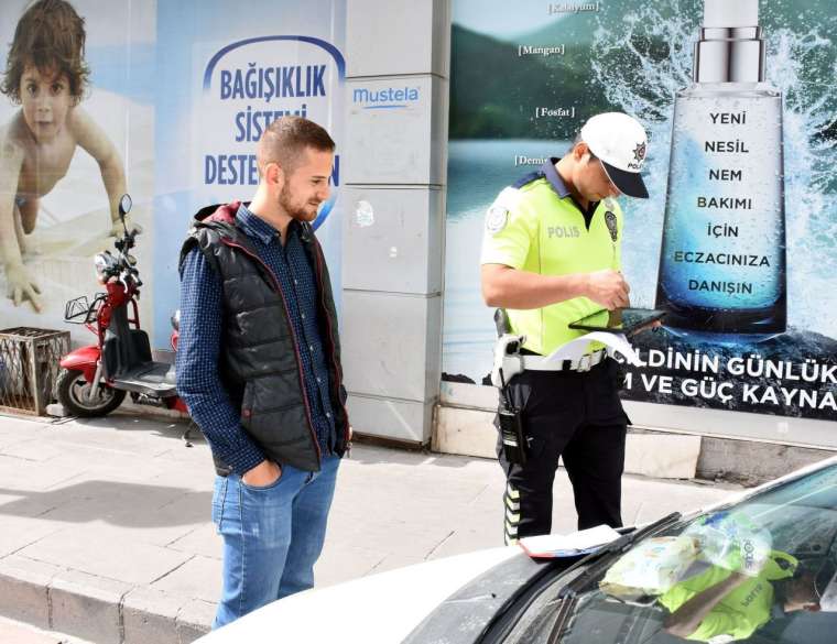 Ve uygulama başladı! Sürücülere arabada sigara içme cezası 10