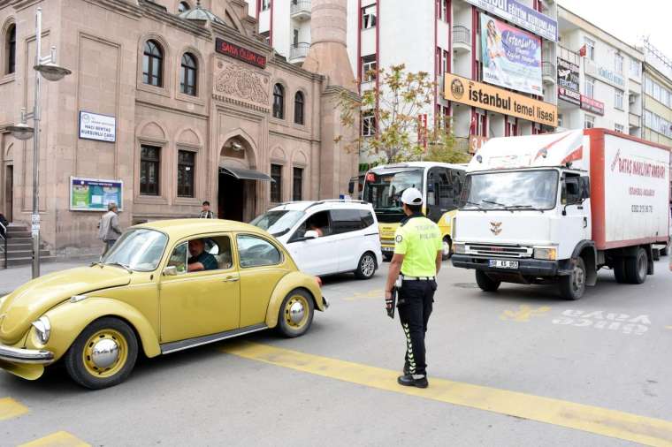 Ve uygulama başladı! Sürücülere arabada sigara içme cezası 7