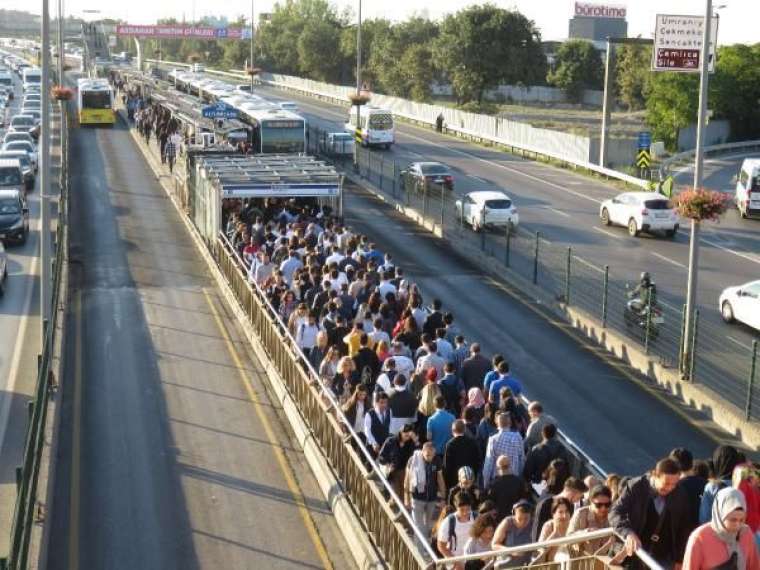 Metrobüs çilesi bugün de devam etti! Durakta aşırı yoğunluk 1