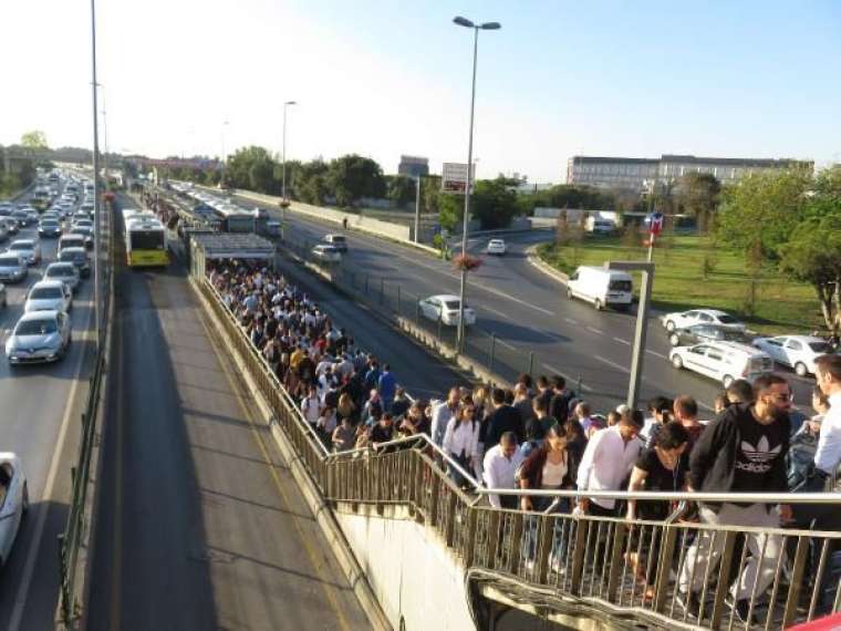 Metrobüs çilesi bugün de devam etti! Durakta aşırı yoğunluk 10