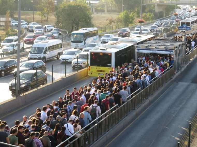 Metrobüs çilesi bugün de devam etti! Durakta aşırı yoğunluk 11