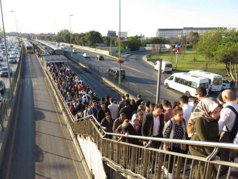 Metrobüs çilesi bugün de devam etti! Durakta aşırı yoğunluk 12