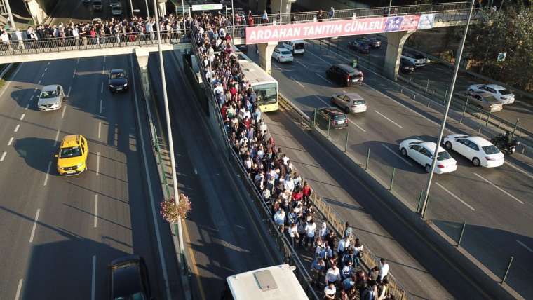 Metrobüs çilesi bugün de devam etti! Durakta aşırı yoğunluk 13