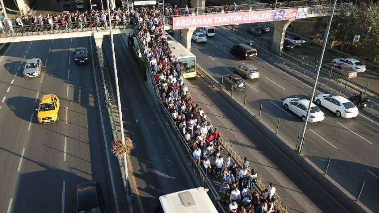 Metrobüs çilesi bugün de devam etti! Durakta aşırı yoğunluk 14