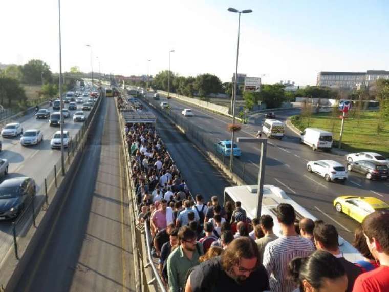 Metrobüs çilesi bugün de devam etti! Durakta aşırı yoğunluk 2