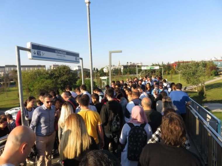 Metrobüs çilesi bugün de devam etti! Durakta aşırı yoğunluk 3