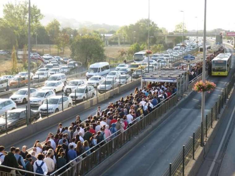 Metrobüs çilesi bugün de devam etti! Durakta aşırı yoğunluk 4