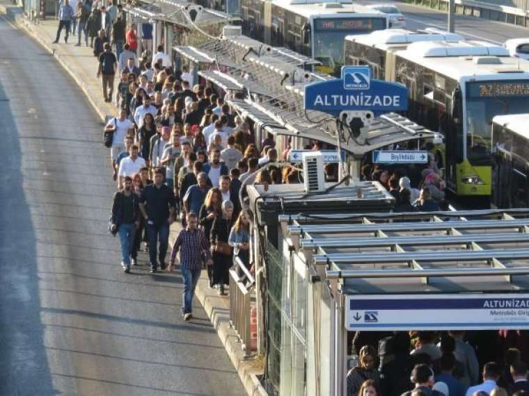 Metrobüs çilesi bugün de devam etti! Durakta aşırı yoğunluk 5