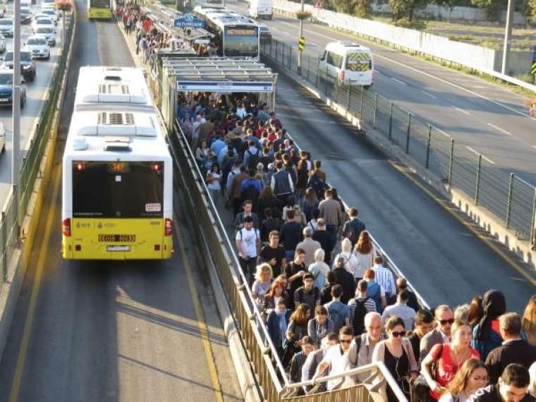 Metrobüs çilesi bugün de devam etti! Durakta aşırı yoğunluk 6