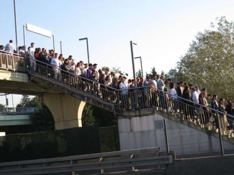 Metrobüs çilesi bugün de devam etti! Durakta aşırı yoğunluk 7