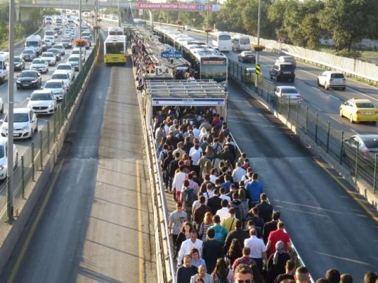 Metrobüs çilesi bugün de devam etti! Durakta aşırı yoğunluk 8