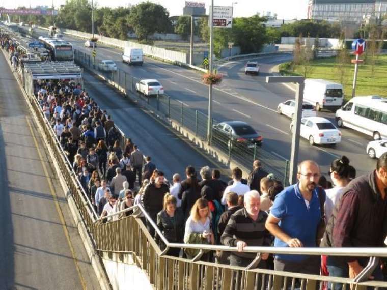 Metrobüs çilesi bugün de devam etti! Durakta aşırı yoğunluk 9