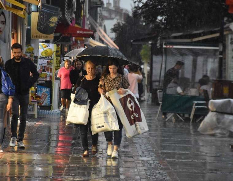 Yollar göle döndü, ağaçlar devrildi, çatılar uçtu! 1