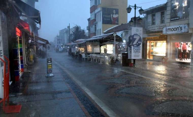 Yollar göle döndü, ağaçlar devrildi, çatılar uçtu! 5