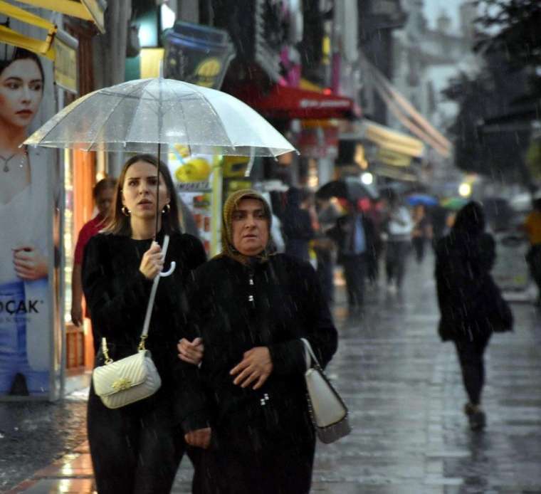 Yollar göle döndü, ağaçlar devrildi, çatılar uçtu! 6