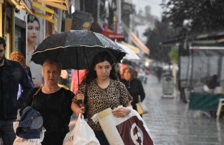 Yollar göle döndü, ağaçlar devrildi, çatılar uçtu! 7