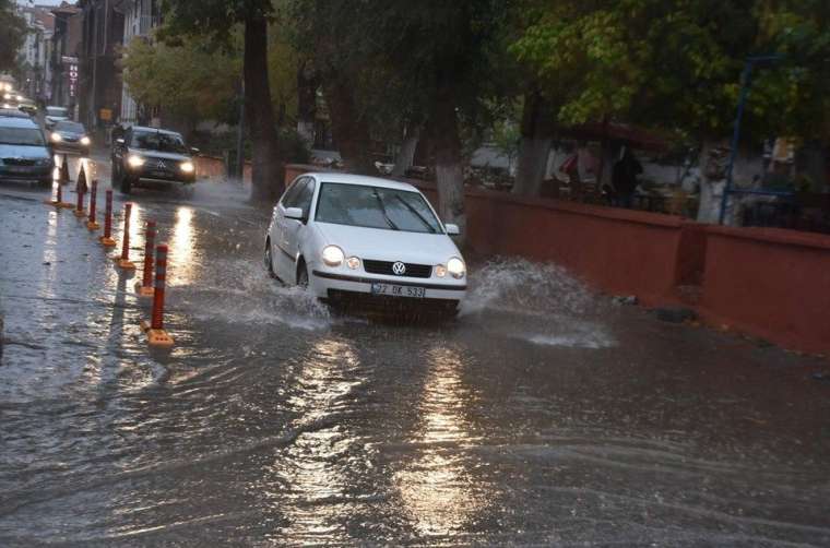 Yollar göle döndü, ağaçlar devrildi, çatılar uçtu! 8